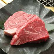 黒毛和牛の最高級フィレ肉を、厚切りのステーキ感覚で。レアをジューシーにいただくのがおすすめです。