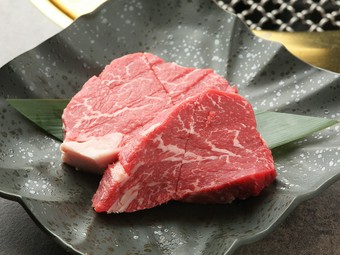 ジューシーな厚切りステーキ感覚でいただく『ロース』