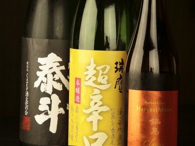 全国各地の銘酒の数々。今宵、新たな日本酒との出会いに期待