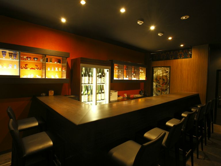 カウンター席から眺めるお酒と器。日本酒の豊かな世界を堪能