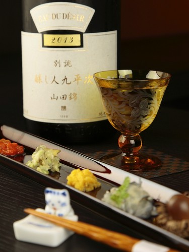 お酒とよく合う珍味の品ぞろえも多彩。じっくり味わえます