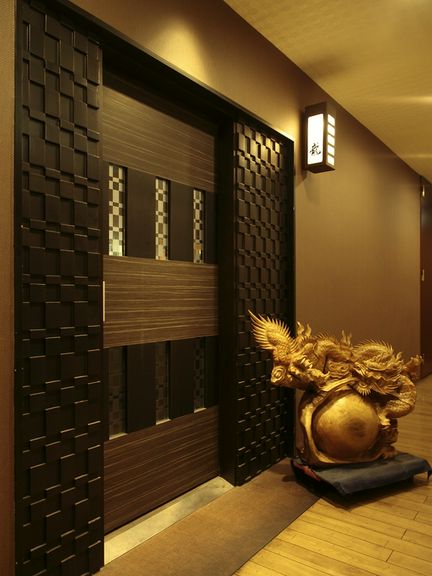 ひときわ目を引く、大きな「龍」のオブジェがお店の目印