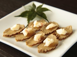 燻製と発酵のバランスが新鮮『いぶりがっこのチーズのせ』