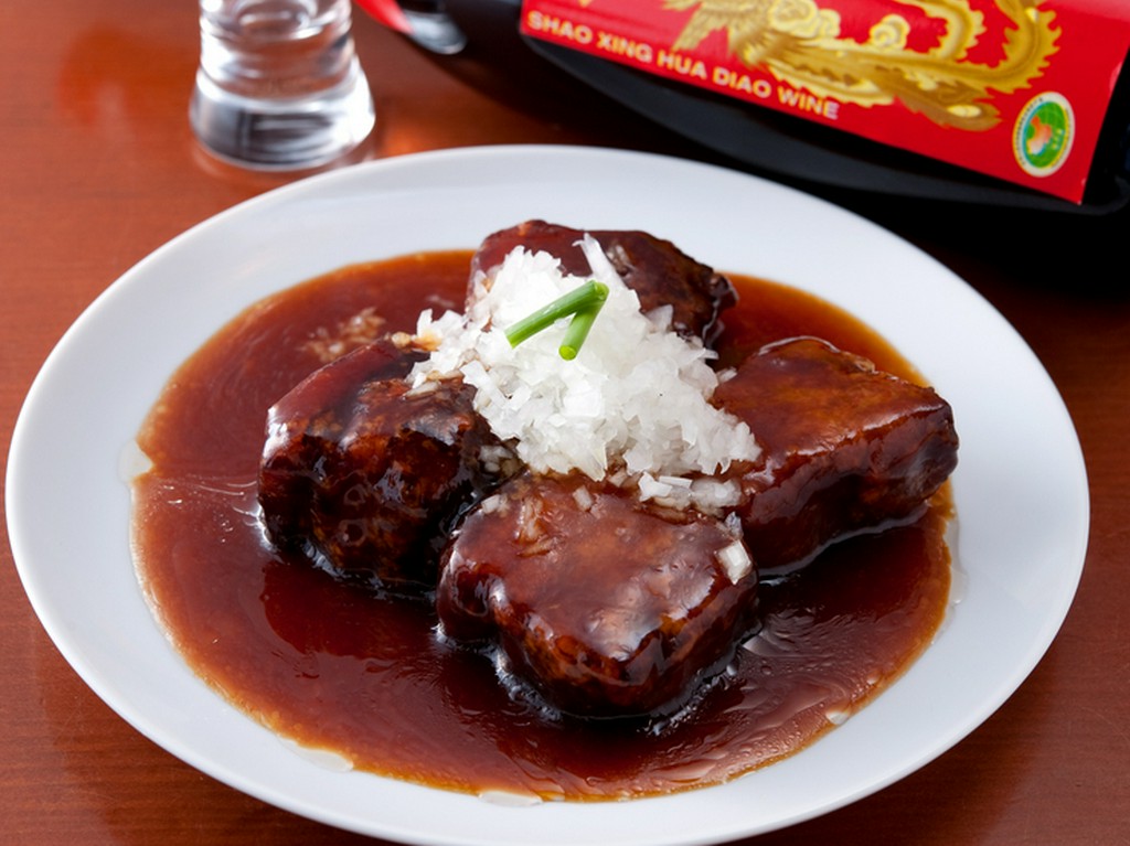 じっくり煮込んで箸で切れるほどの柔らかさに　『黒酢酢豚』