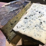 スペイン中のクラフトマンシップ光るチーズを厳選。生の楓の葉で熟成されたブルーチーズや、世界一のチーズにも輝いた黒カビチーズ、トロトロの無殺菌牛乳の白カビチーズ、クセの無い島の野生のヤギのチーズなど。
