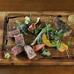 魚介はもちろん、但馬牛や熊本地鶏など、お肉の味も引き出してくれる『炭火焼き』