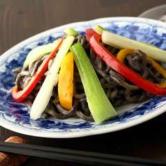胡麻の香り豊かな麺に彩り良い野菜がトッピング『芝麻麺』