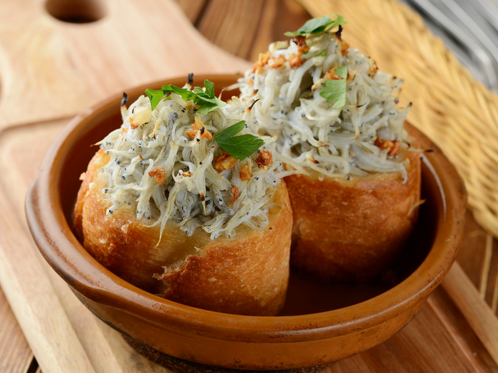 海の宝石！静岡県沼津産　釜揚げシラスのガーリックトースト