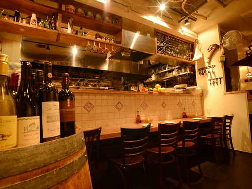 一人でも利用しやすいカウンター席。アットホームな雰囲気が魅力