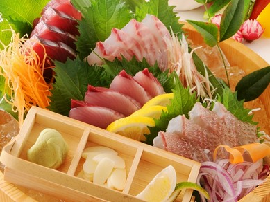 バリエーション豊富な料理を囲んで盛り上がる歓送迎会