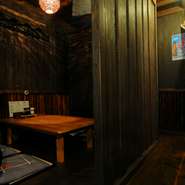 お部屋は、テーブル席と個室となっておりますので周りを気にせず、気の合う仲間や同僚などゆったりと楽しい時間が過ごせます。最大30名様まで収容できますので、女子会や同窓会など大小宴会にご利用ください