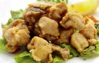 四万十鶏のもも肉を使用したアミーゴ風唐揚げ。サクサクジューシーで美味しいシンプルな一品。