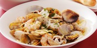 新鮮なあさりの出汁とオリーブオイルがたっぷり魚貝との相性抜群。
旨みの効いた、当店人気No1パスタ♪
