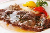 当店人気No１の牛肉料理。
薄切り牛肉のステーキに、当店自慢のオイルレモンソースがよく合います♪