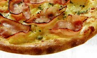 バジル、トマトソース、チーズを使った、
イタリア国旗をモチーフとしたシンプルなピザ。

