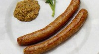 これを作る為に、イタリアから腸詰めの機会を買って来ました。他にはないスパイシーソーセージ。