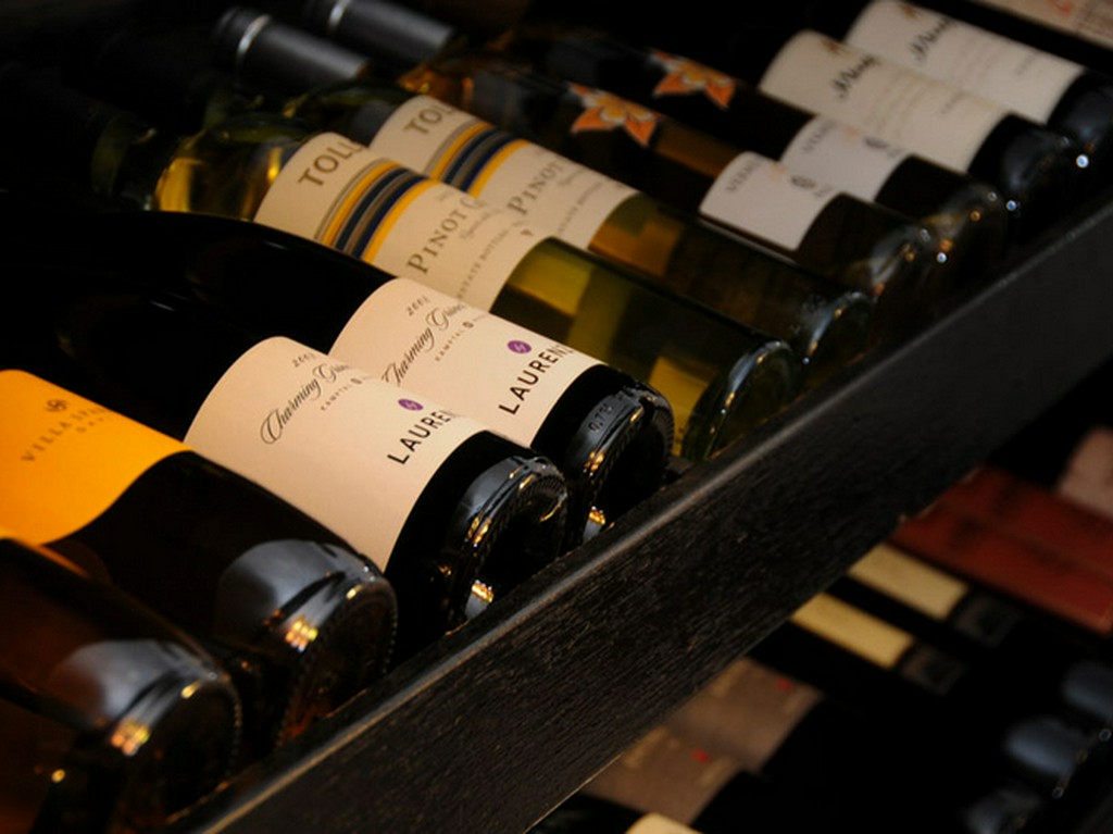 ワインも多数取り揃えております