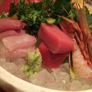 函館直送・小西鮮魚店の鮮魚や、埼玉入間・小島さんの無農薬野菜、愛媛県鬼北町の雉など心にも体にも優しい物ばかり。こだわりの食材達を、和食料理のエキスパートが旨味を存分に引き出します。