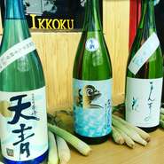 日本酒ワンコイン500円からお楽しみ頂けます。
幅広く取り揃えている厳選の日本酒は、食事や好みに合わせてセレクト。
1杯目、2～3杯と進む度に違う味わいの日本酒をプロデュース。嬉しい心遣いで演出してくれます。