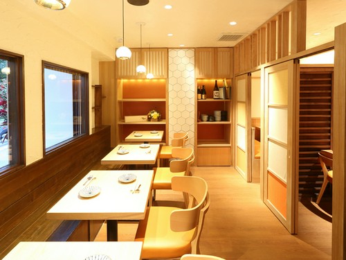 2名用テーブルは可動式。デートから小宴会まで利用できます