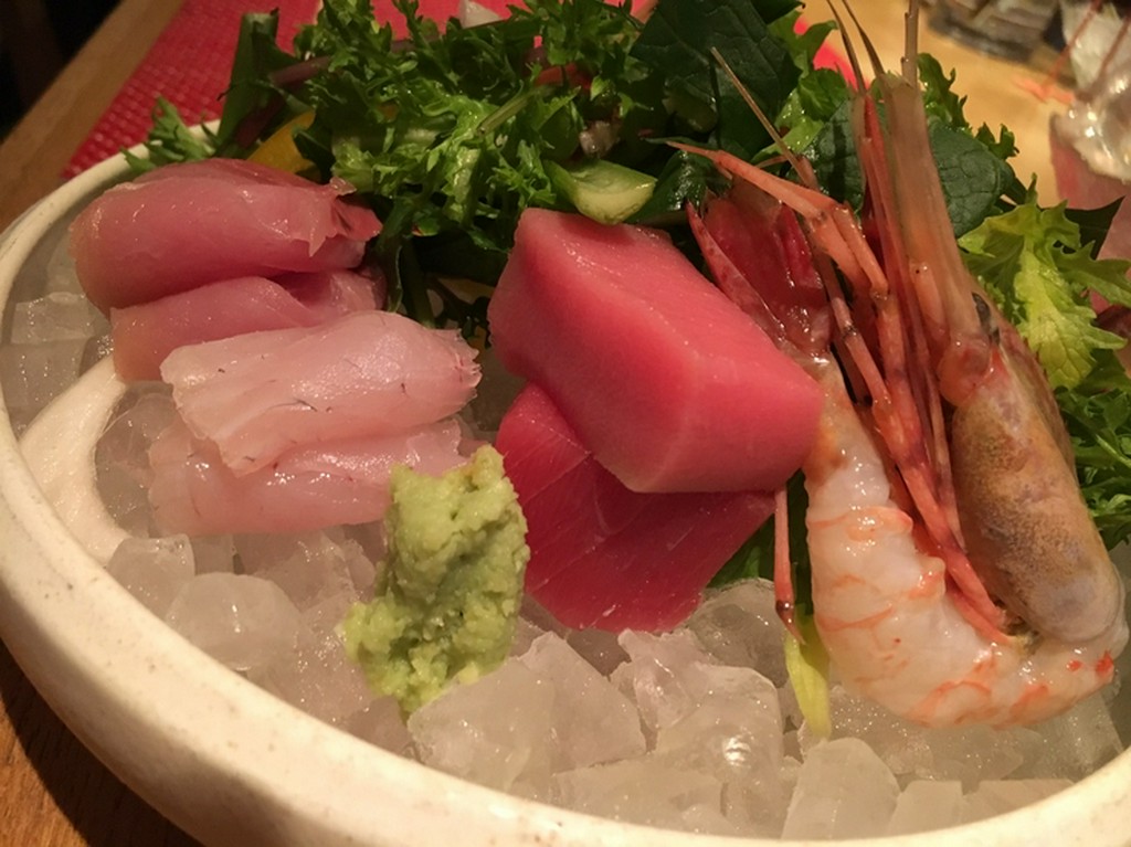 函館直送の新鮮なお造り盛り合わせ！たっぷり野菜と一緒に♪