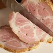 トッピング人気No.2。当店のチャーシューは、北海道産の「ゆめの大地四元豚」を仕込んでおります。
