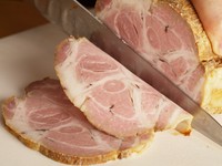 トッピング人気No.2。当店のチャーシューは、北海道産の「ゆめの大地四元豚」を仕込んでおります。
