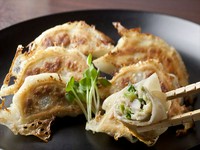 柔らかく臭みのない脂質がすっきりした豚肉「北島農園ワインポーク」と、におわないレシピで調理した北海道産天然の行者にんにくや国産野菜を、北海道産小麦粉100%使用の皮で包んだこだわりの逸品です。