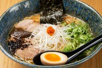 【日曜限定】出汁は、厚岸産カキを主体に九州より取り寄せた荒節や焼きアゴの出汁を複合使用しております。これに普段から仕込む濃厚な豚骨スープを重ねることにより、インパクトのある強い旨味を実現。