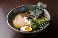 【化学調味料を使わない。日曜限定メニュー】北海道オホーツク海(ホタテ)・太平洋(日高昆布)・日本海(石狩の鮭醤油)など海の「旨い」を凝縮。地元札幌で醸造・再仕込み醤油の深い香りと旨味を堪能してください。