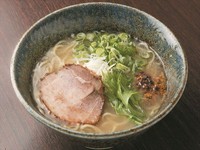 オホーツクの塩を使用。北海道産の豚骨・鶏ガラ・玉ねぎを煮出した、ホッとするスープの旨味と日高昆布の出汁に癒されます。メンマを添えました。