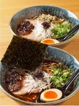 うま味調味料に頼ることなく、北海道産のホタテ、鮭、昆布をはじめ、枕崎産カツオ粗節や、焼きアゴなど魚介素材をふんだんに使用し、出汁とスープを合わせた手仕事ならではの深い味わいをお楽しみいただけます。

