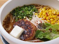 味噌は、日本の伝統的なVegan食材です。本メニューは、動物成分不使用の麺、スープ、具材で調理いたします。ぜひお試しください。本品はご予約専用メニューです。