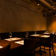 テーブルや席の間隔がゆったりしている店内。年配の方がいるグループや、こども連れのファミリーでもゆっくり過ごせる空間となっています。少人数・大人数、デートや女子会など、多彩なシーンに利用できるお店です。