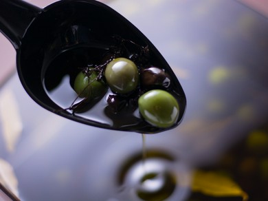 カウンター越しオープンキッチンの調理の様子を眺めながら・・・