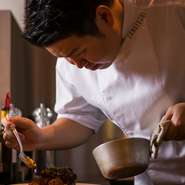 シェフがオススメする厳選食材を提供する『シェフおまかせコース』。当日のオーダーが可能で、急な会食でも美味しい料理を食べられる安心感があります。前菜2皿、スープ、パン、お肉料理、鴨めん又はデザート付。