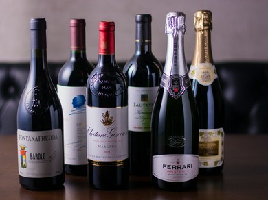 料理や季節に合わせて厳選するワインの品揃え