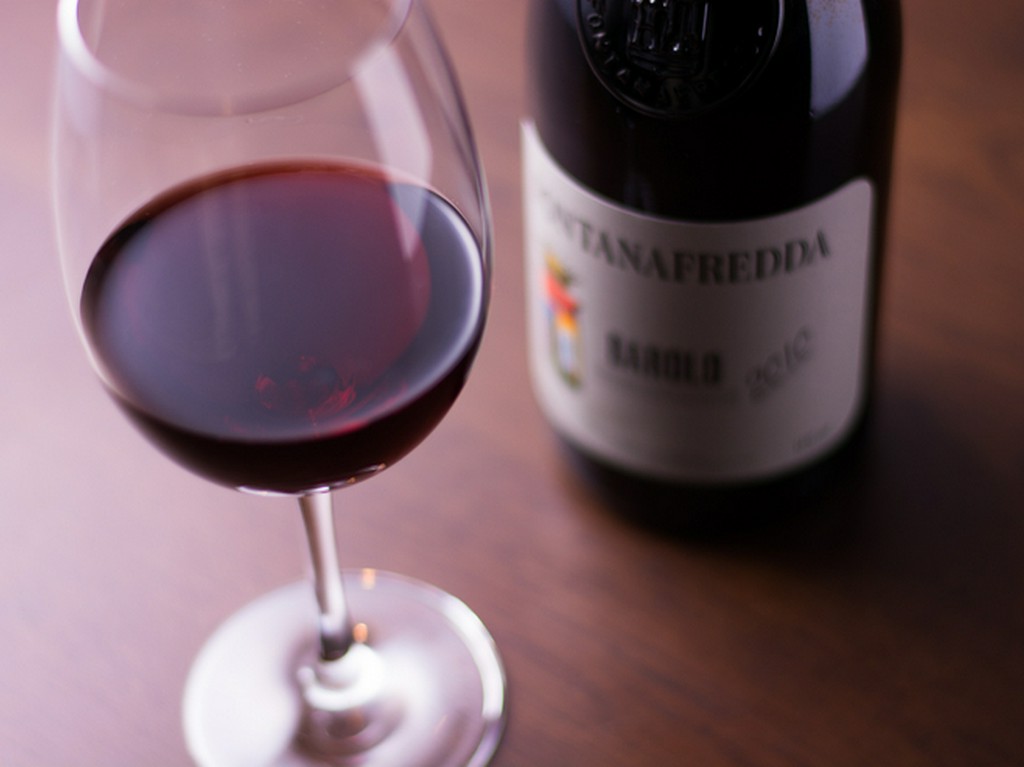 食材の説明や会話を楽しめるオープンキッチン