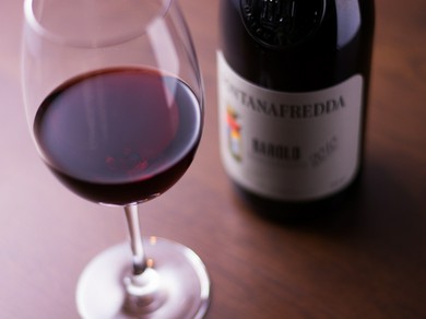 食材の説明や会話を楽しめるオープンキッチン