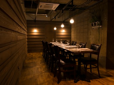 落ち着いた雰囲気の、8〜20名で座れる個室ございます！