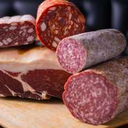 イタリア・パルマ産生ハムとイタリア・デボーニ社のサラミ。注文後スライスし、切りたての味と香りを提供。