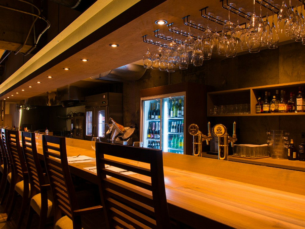 オススメはカウンター席。オープンキッチンを眺めながら・・・