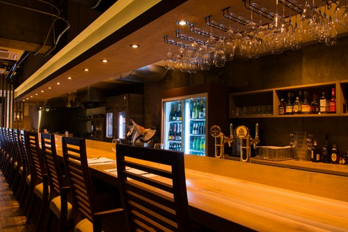 オススメはカウンター席。オープンキッチンを眺めながら・・・