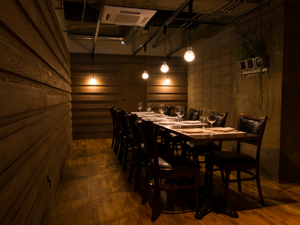 落ち着いた雰囲気の、8～20名で座れる個室ございます！