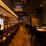 コンクリート壁に、木の温もりを加えてモダンな内装に。貸切パーティーにも利用できる素敵な空間。