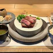 炭火で焼いたサーロイン
食べやすいサイズにカットして提供
ニセコ産ゆめぴりかとサラダ、味噌汁、小鉢付き