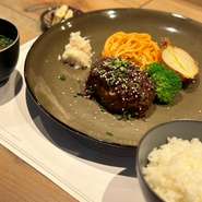 和食スタイルで頂くハンバーグ
日替わり味噌汁とサラダ、小鉢付き