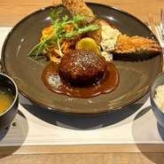 和風スタイルで頂くハンバーグ。お好みでエビフライやチーズ、目玉焼きのトッピングも出来ます。