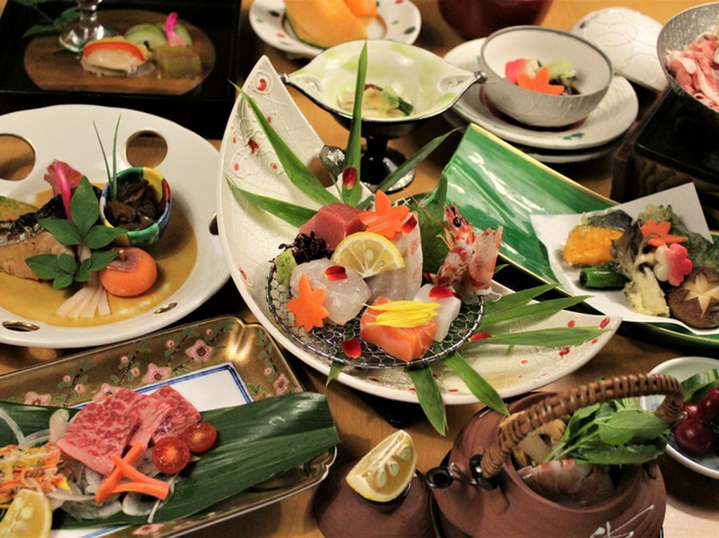 大分県産「豊後牛」が盛り込まれた贅沢な彩りの『銀ノ塔懐石』