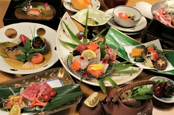 大分県産「豊後牛」が盛り込まれた贅沢な彩りの『銀ノ塔懐石』